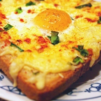 Tost zapiekany z jajkiem i serem /  Toast baked with egg and cheese
